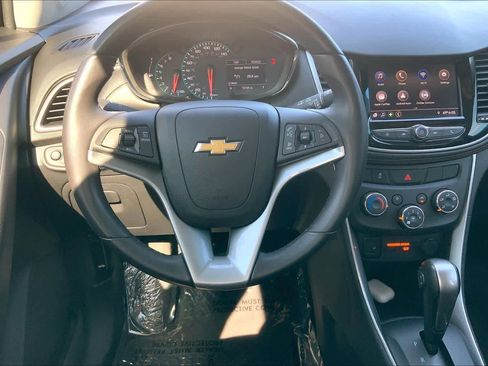 Used 2021 Chevrolet Trax LT w/ LT Convenience Package image 5