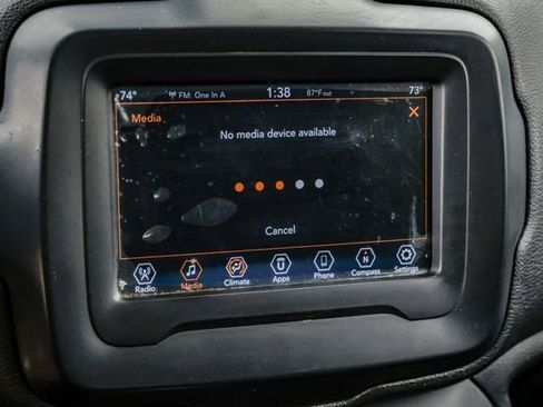 Used 2018 Jeep Renegade Latitude FWD image 30