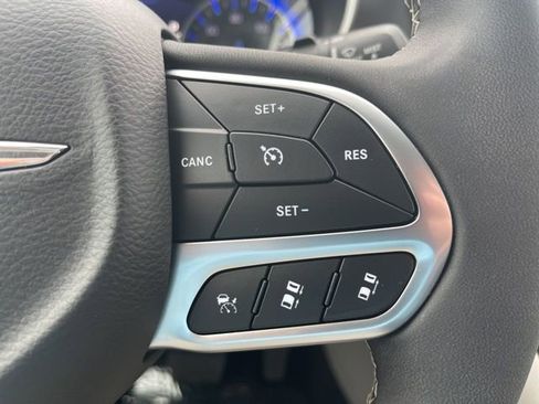 Used 2024 Chrysler Pacifica Touring-L image 7