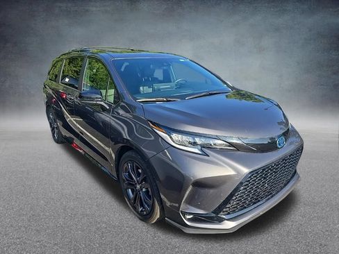 Used 2025 Toyota Sienna XSE FWD image 2
