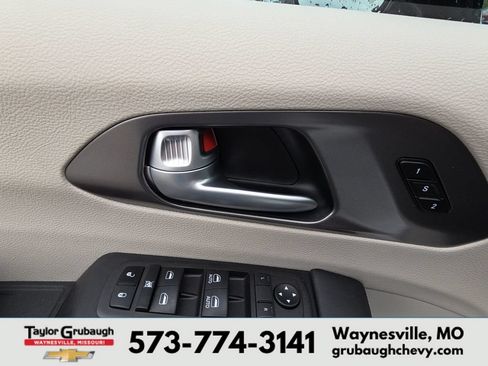 Used 2024 Chrysler Pacifica Touring-L FWD image 13