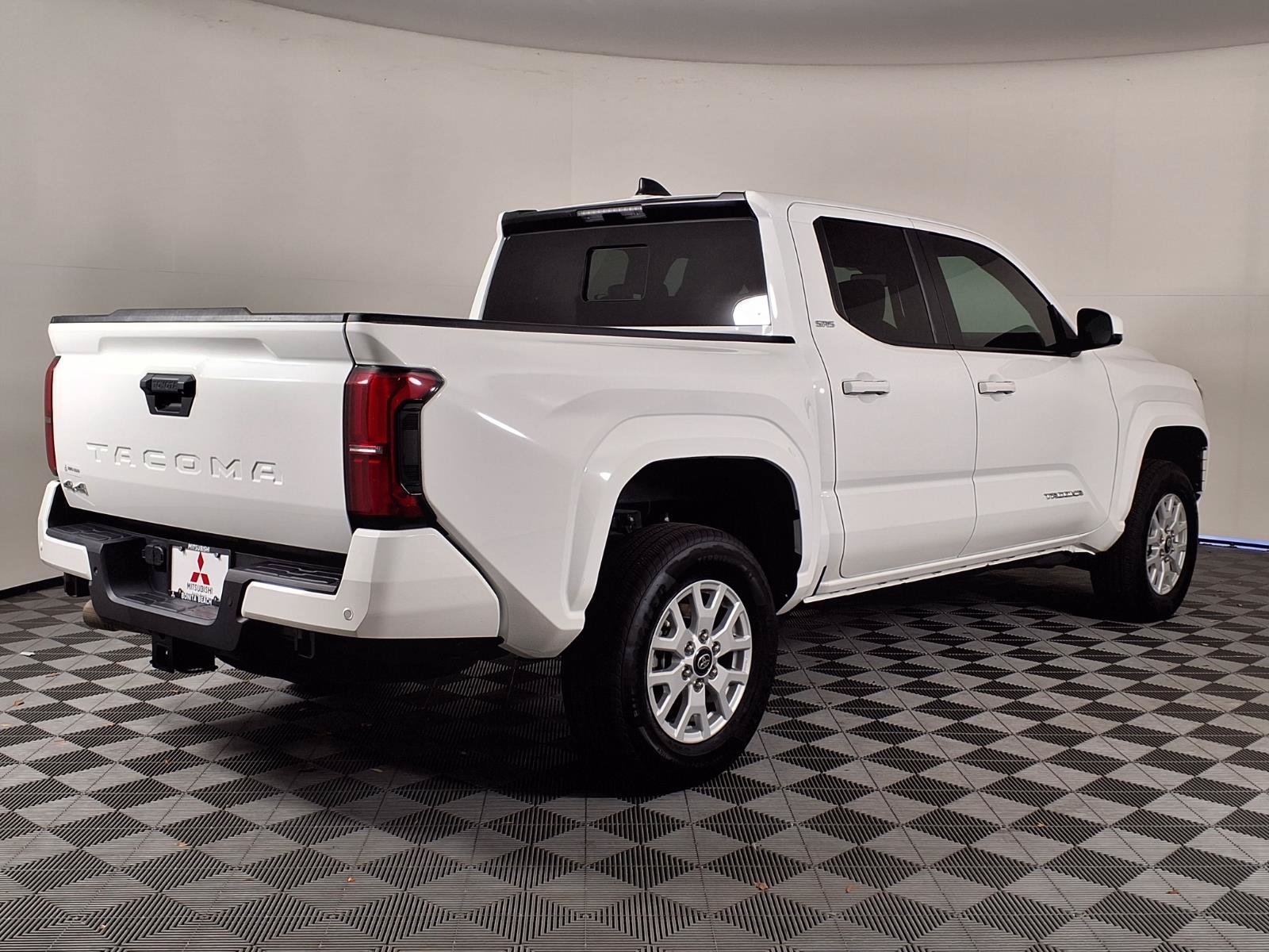 Used 2024 Toyota Tacoma SR5 w/ SR5 Upgrade Package AWD/4WD image 32