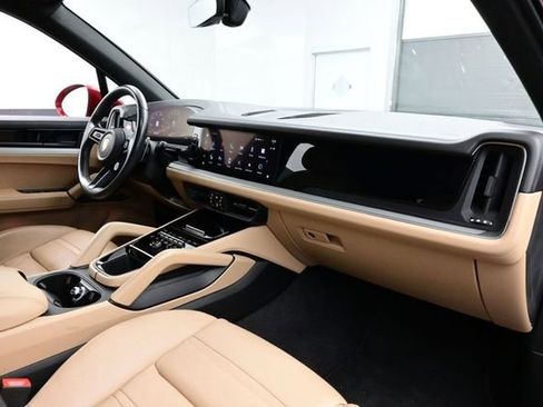 Certified 2024 Porsche Cayenne AWD/4WD image 18