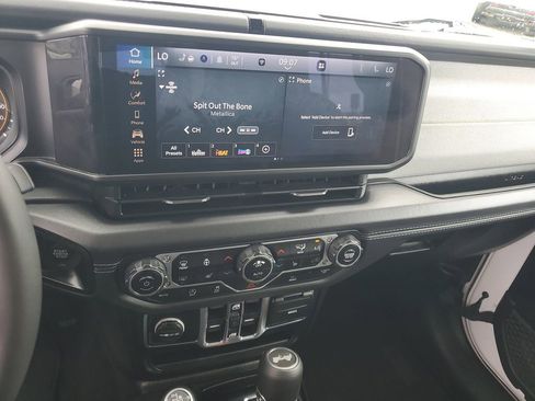 Used 2025 Jeep Wrangler Unlimited Sahara AWD/4WD image 15