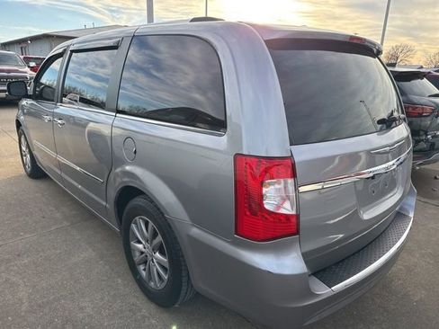 Used 2014 Chrysler Town & Country Touring-L image 3