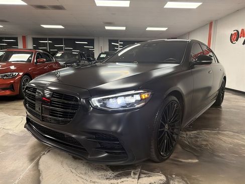 Used 2022 Mercedes-Benz S 580 4MATIC Sedan w/ AMG Line Package image 3