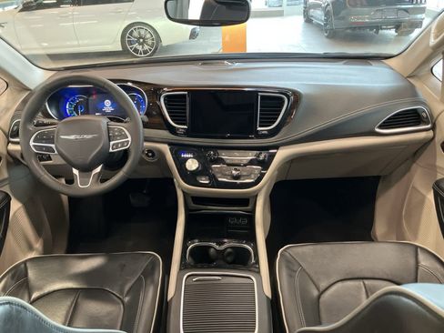 Used 2023 Chrysler Pacifica Limited image 28