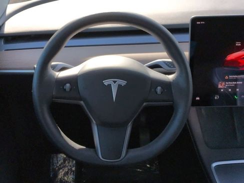 Used 2022 Tesla Model Y Long Range image 23