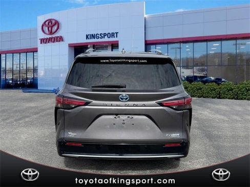 Certified 2023 Toyota Sienna Platinum image 4