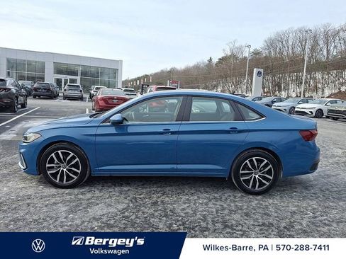 Certified 2025 Volkswagen Jetta SE image 9