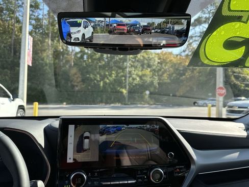 Used 2025 Toyota Highlander Platinum image 24