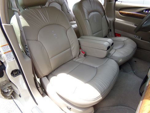 Used 2001 Lincoln Continental image 33
