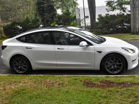 Used 2023 Tesla Model 3 Standard Range image 10