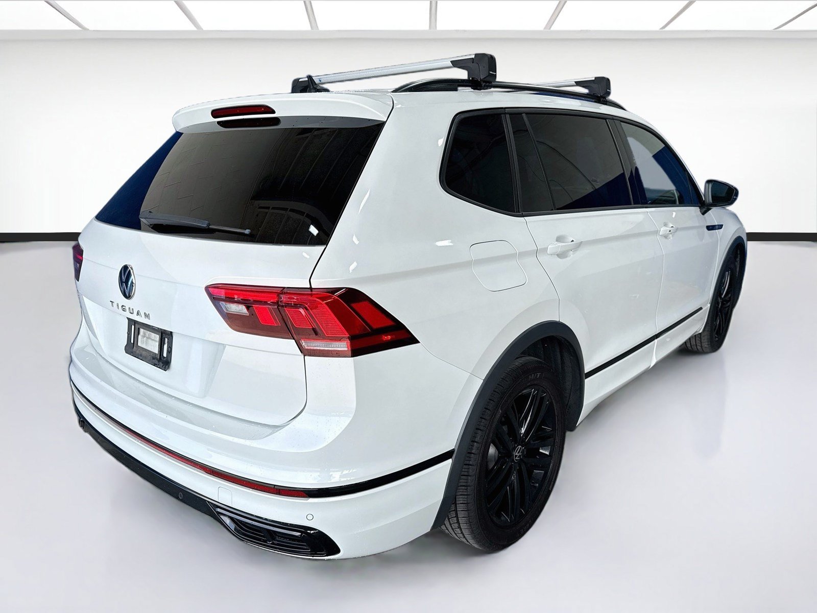 Used 2022 Volkswagen Tiguan SE R-Line FWD image 4