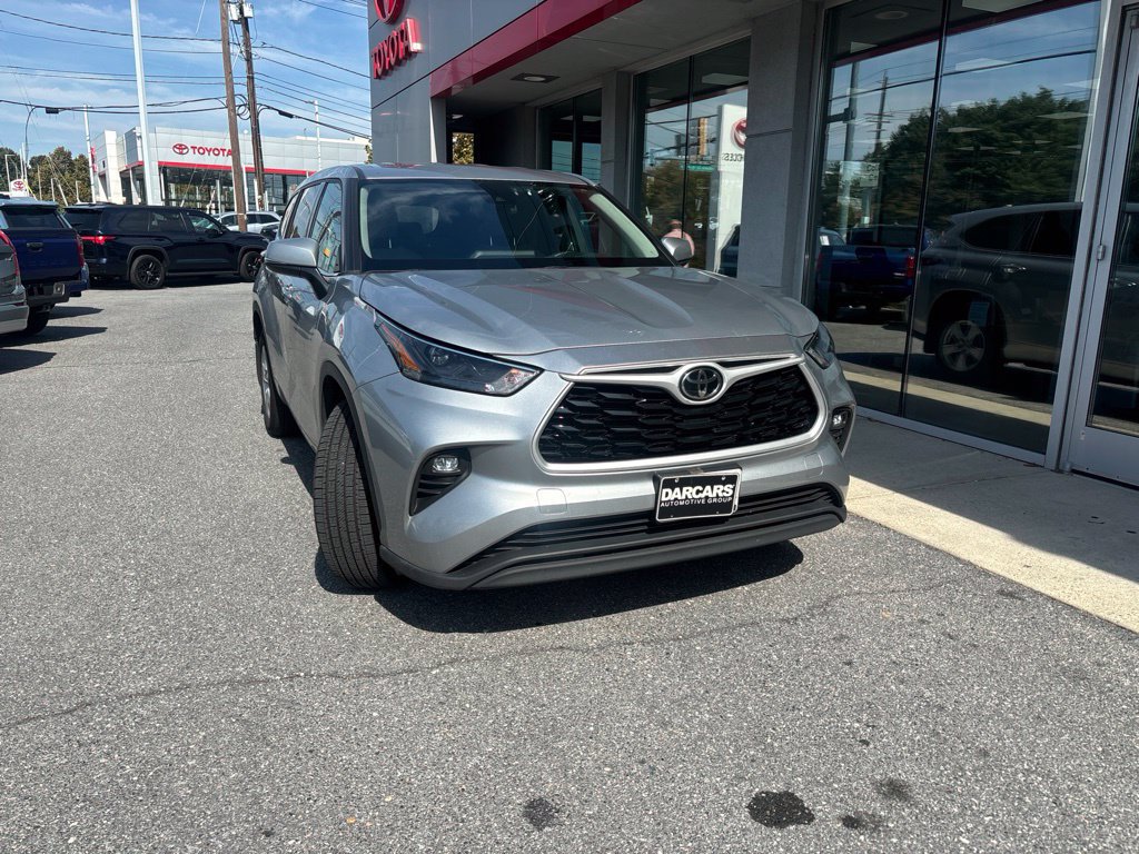 Used 2022 Toyota Highlander LE AWD/4WD image 3