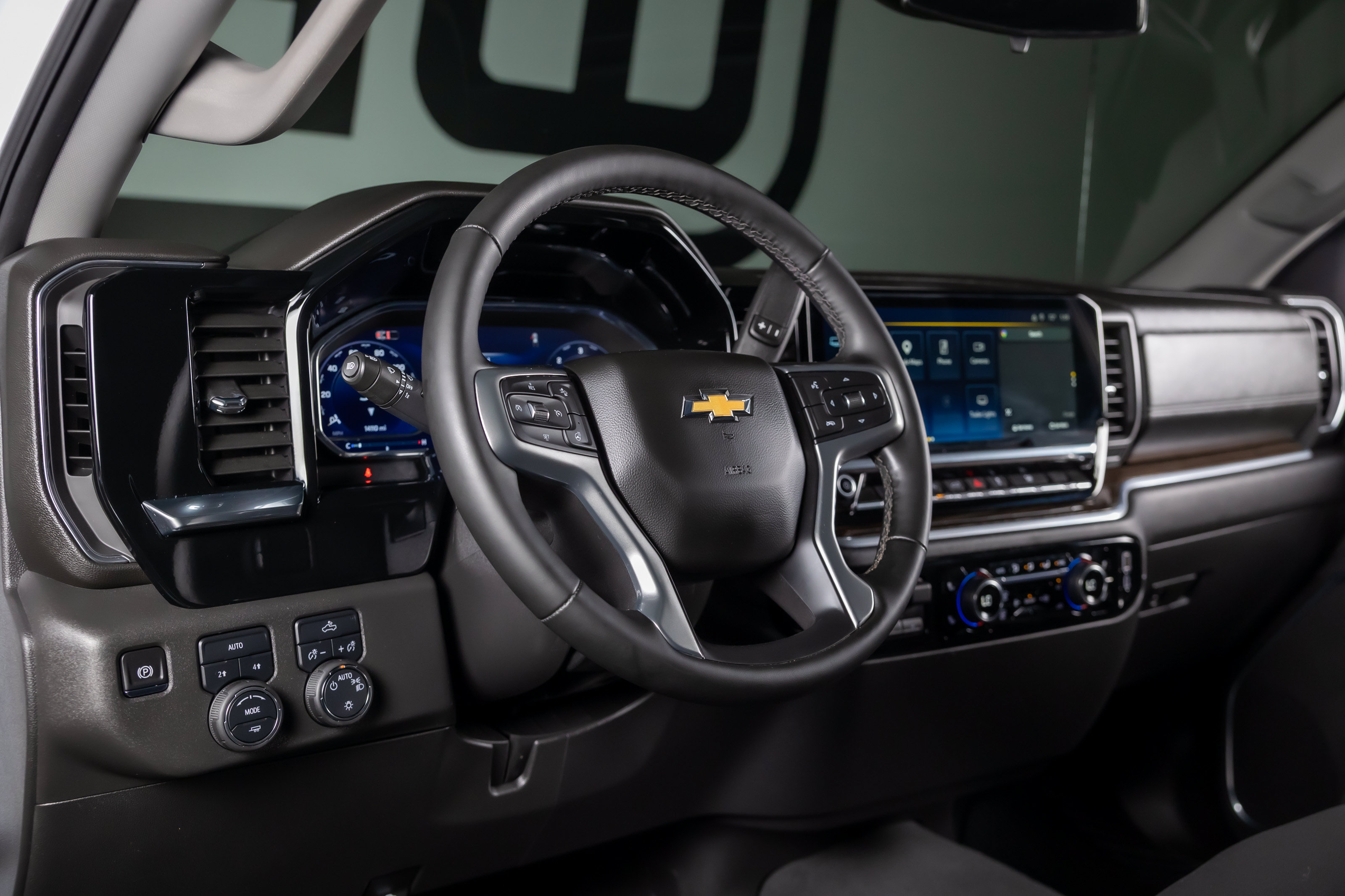 Used 2025 Chevrolet Silverado 1500 LT AWD/4WD image 28
