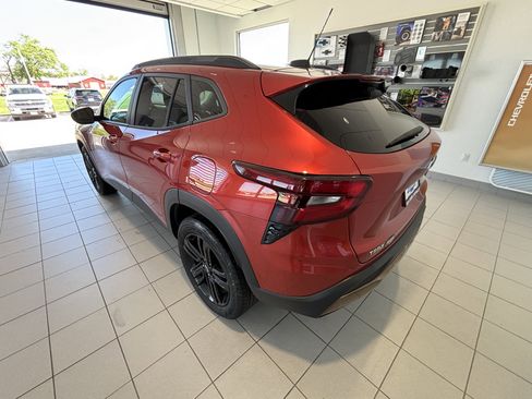 Used 2024 Chevrolet Trax ACTIV w/ Sunroof Package image 3