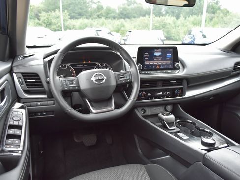 Used 2025 Nissan Rogue SV image 7