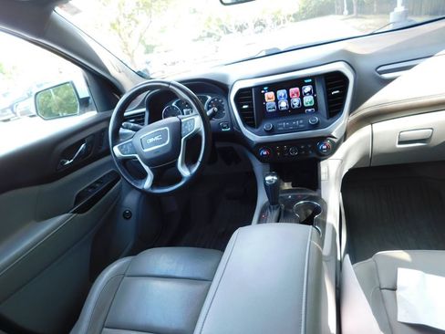 Used 2017 GMC Acadia SLT FWD image 2