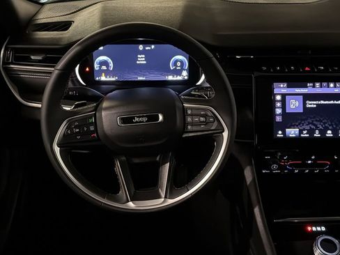 Used 2025 Jeep Grand Cherokee Altitude image 11