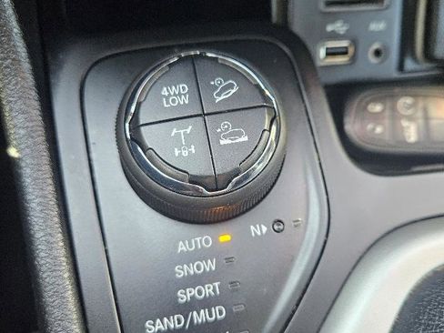 Used 2017 Jeep Cherokee Trailhawk image 18