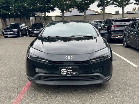 Used 2025 Toyota Prius LE FWD image 4