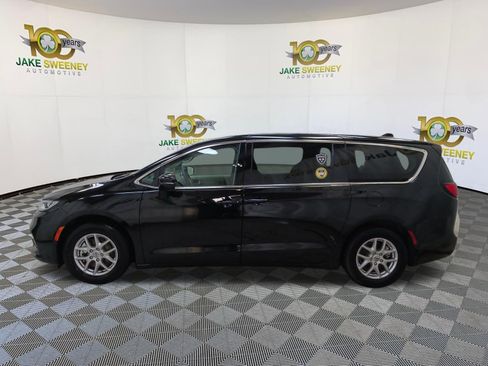 Used 2024 Chrysler Pacifica Touring-L FWD image 5