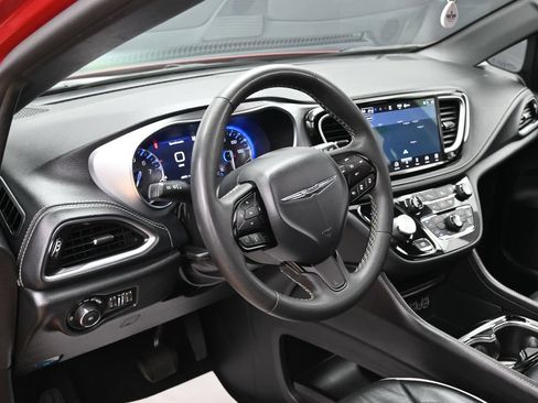 Used 2025 Chrysler Pacifica Limited FWD image 19