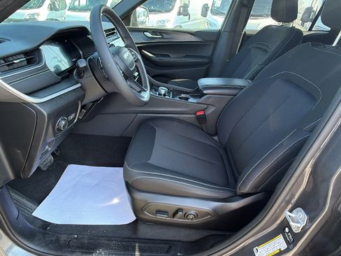 Used 2025 Jeep Grand Cherokee Laredo X RWD image 17