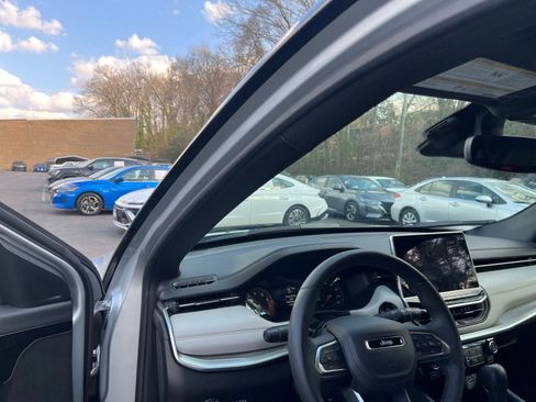 Used 2025 Jeep Compass Limited image 35