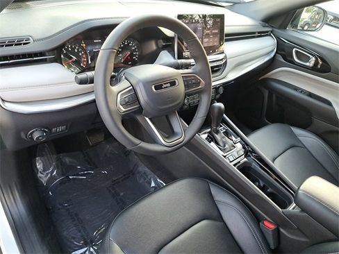 Used 2025 Jeep Compass Limited image 16