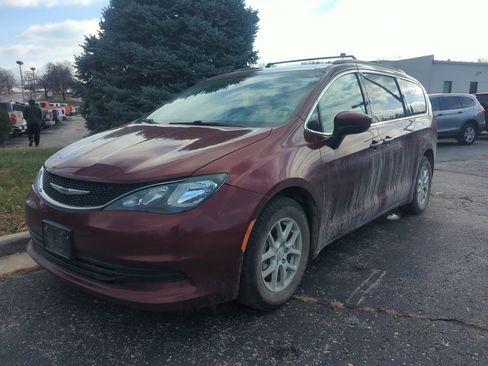 Used 2020 Chrysler Voyager Lxi image 2