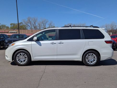 Used 2017 Toyota Sienna XLE FWD image 6