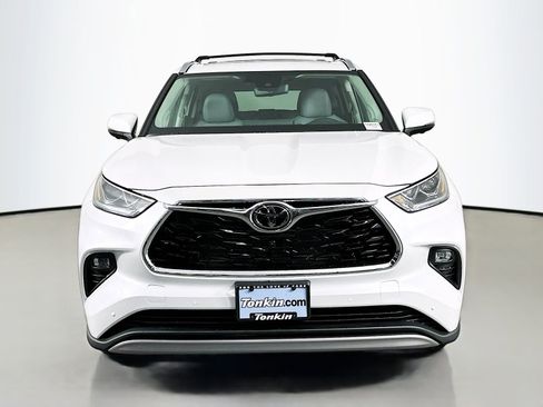 New 2026 Toyota Highlander Platinum image 2