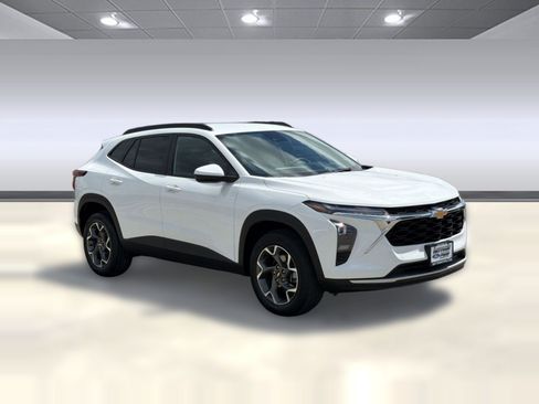 Used 2025 Chevrolet Trax LT FWD image 7