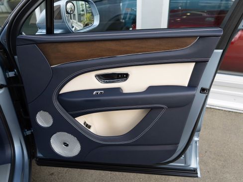 Used 2023 Bentley Bentayga image 33