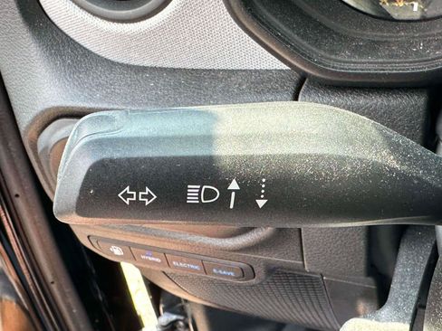 Used 2024 Jeep Wrangler Unlimited w/ Convenience Group AWD/4WD image 22
