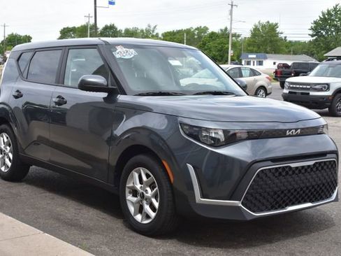Used 2025 Kia Soul LX w/ LX Technology Package FWD image 9