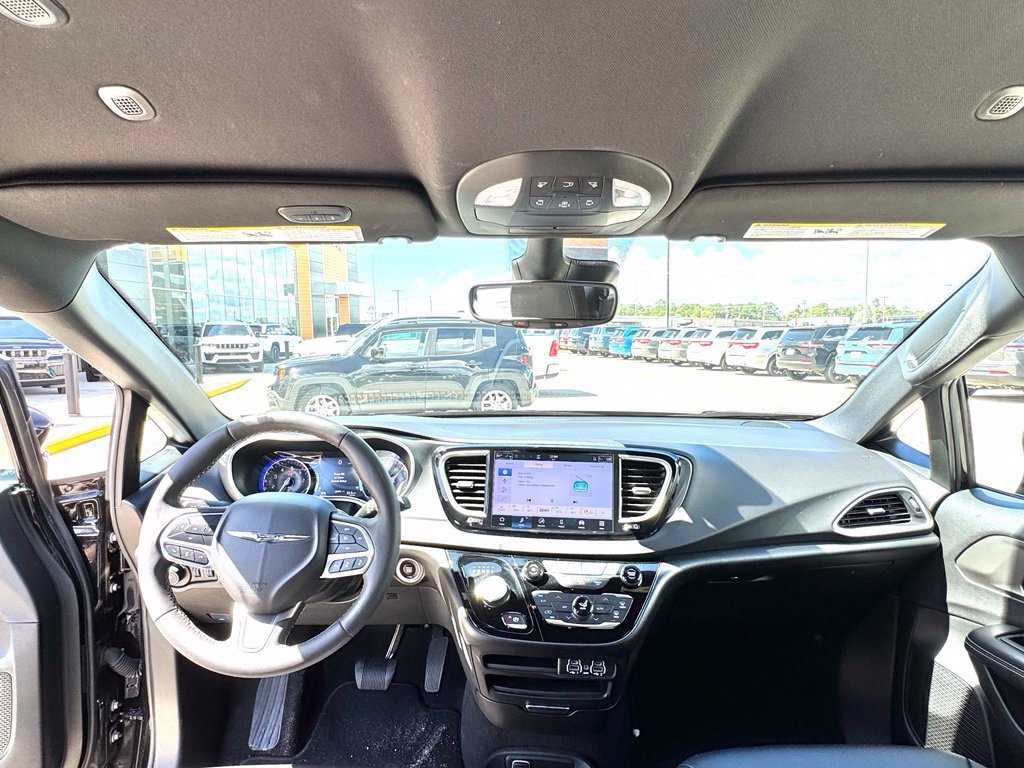 Used 2025 Chrysler Pacifica Select FWD image 16