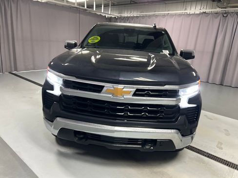 Used 2022 Chevrolet Silverado 1500 LT w/ Convenience Package II AWD/4WD image 2