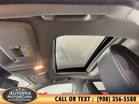 Used 2024 Toyota Highlander XLE AWD/4WD image 39