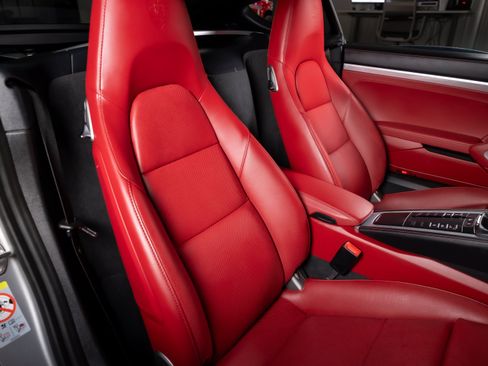 Used 2025 Porsche 718 Cayman RWD image 13