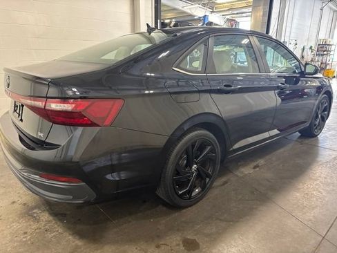 Used 2025 Volkswagen Jetta SE w/ Sunroof Package FWD image 4