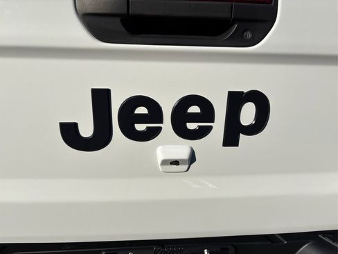 Certified 2021 Jeep Gladiator Willys image 16