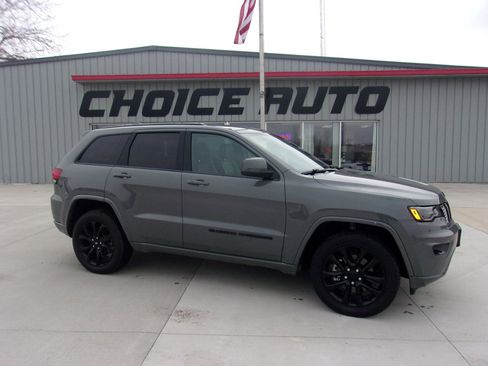 Used 2022 Jeep Grand Cherokee Laredo X image 2