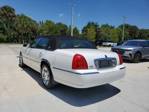Used 2010 Lincoln Town Car Signature Limited RWD image 3