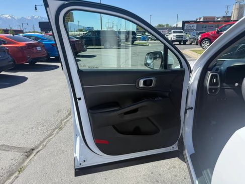 Used 2022 Kia Sorento LX AWD/4WD image 17