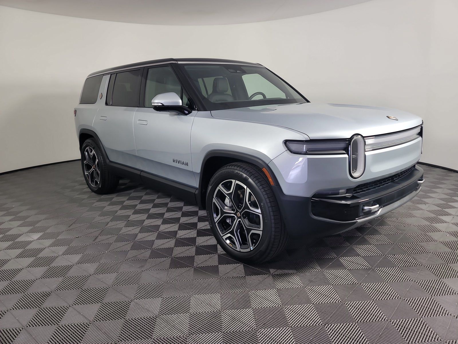 Used 2025 Rivian R1S Adventure Dual AWD/4WD image 7
