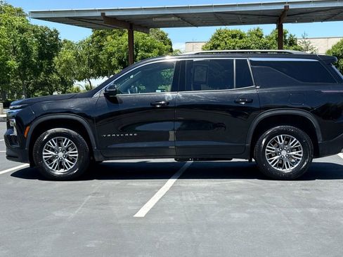 Used 2025 Chevrolet Traverse LT FWD image 14