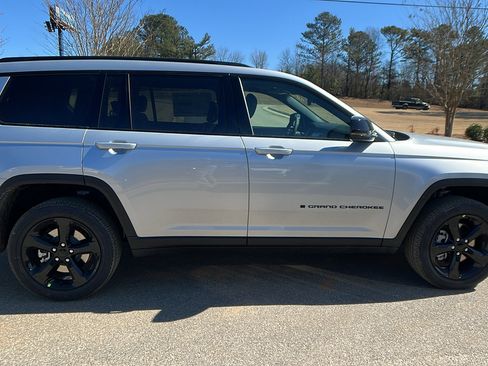 New 2025 Jeep Grand Cherokee L Altitude image 7